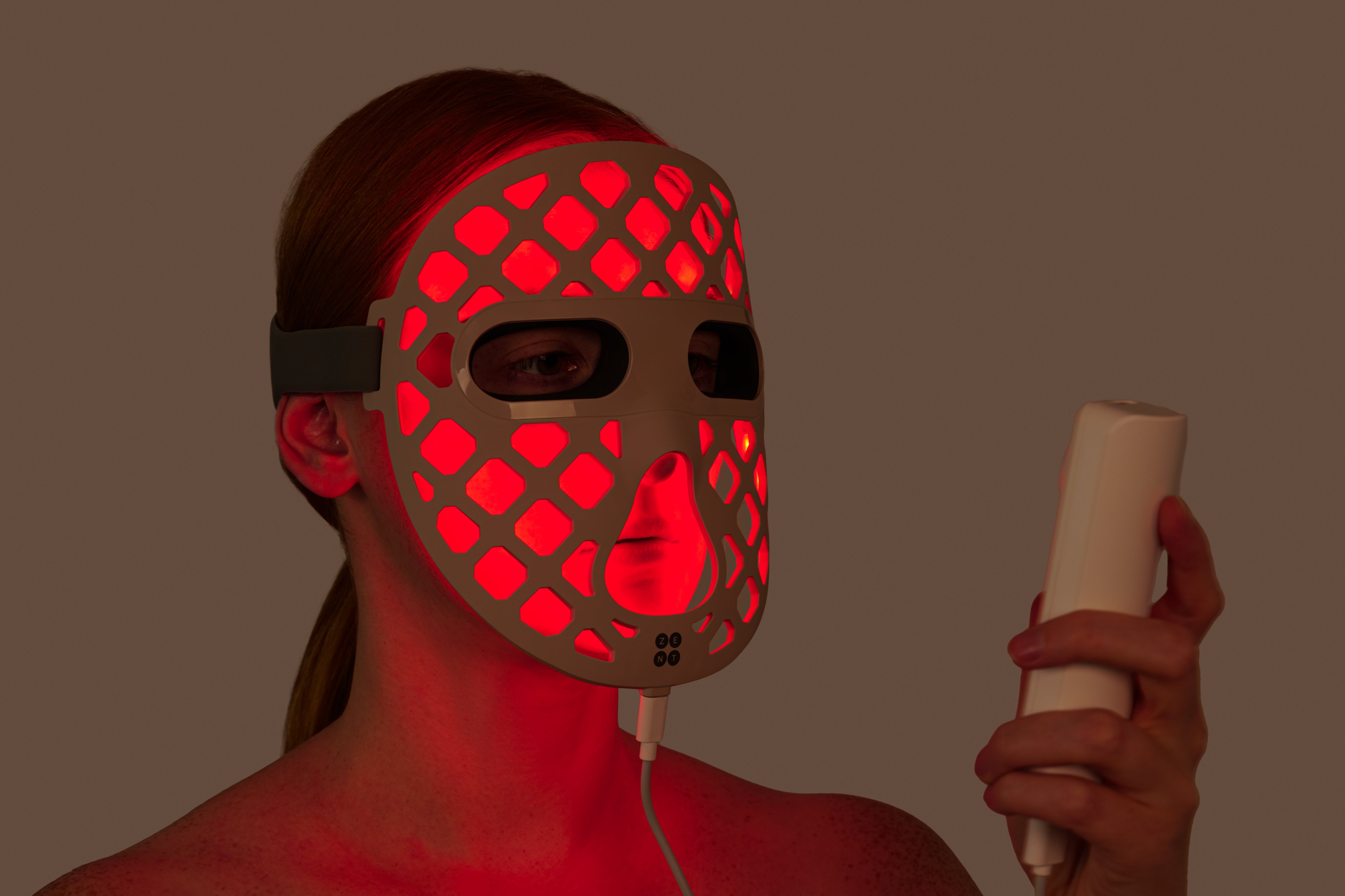 ZENT® DermaLight™ – Inteligentna maska LED do fototerapii 4w1 założona na twarz kobiety. Podczerwień