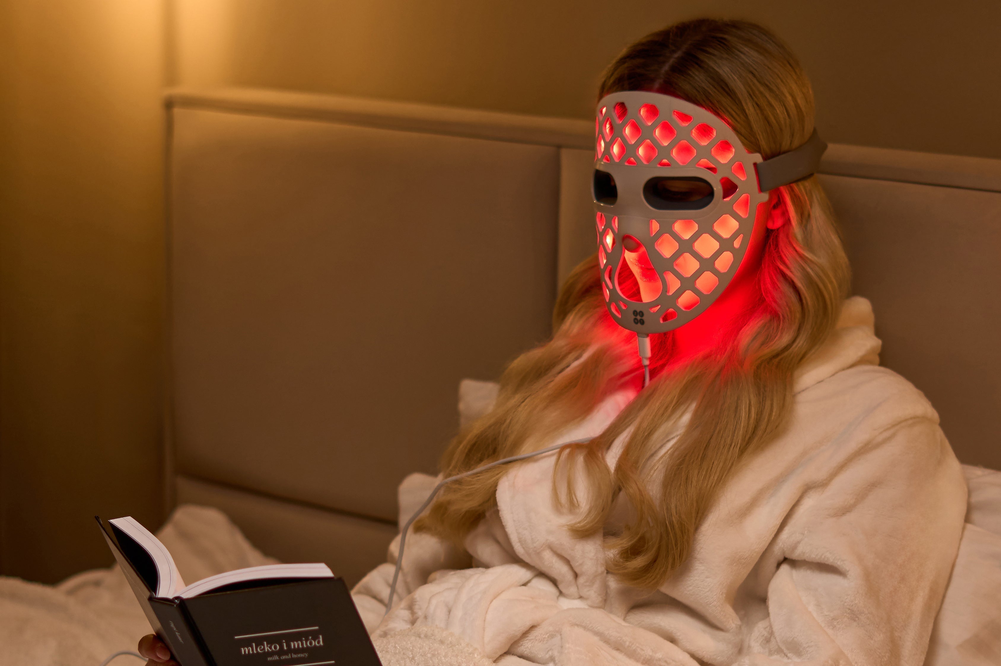 Maska LED na twarz – jaką wybrać i na co zwrócić uwagę przy zakupie?