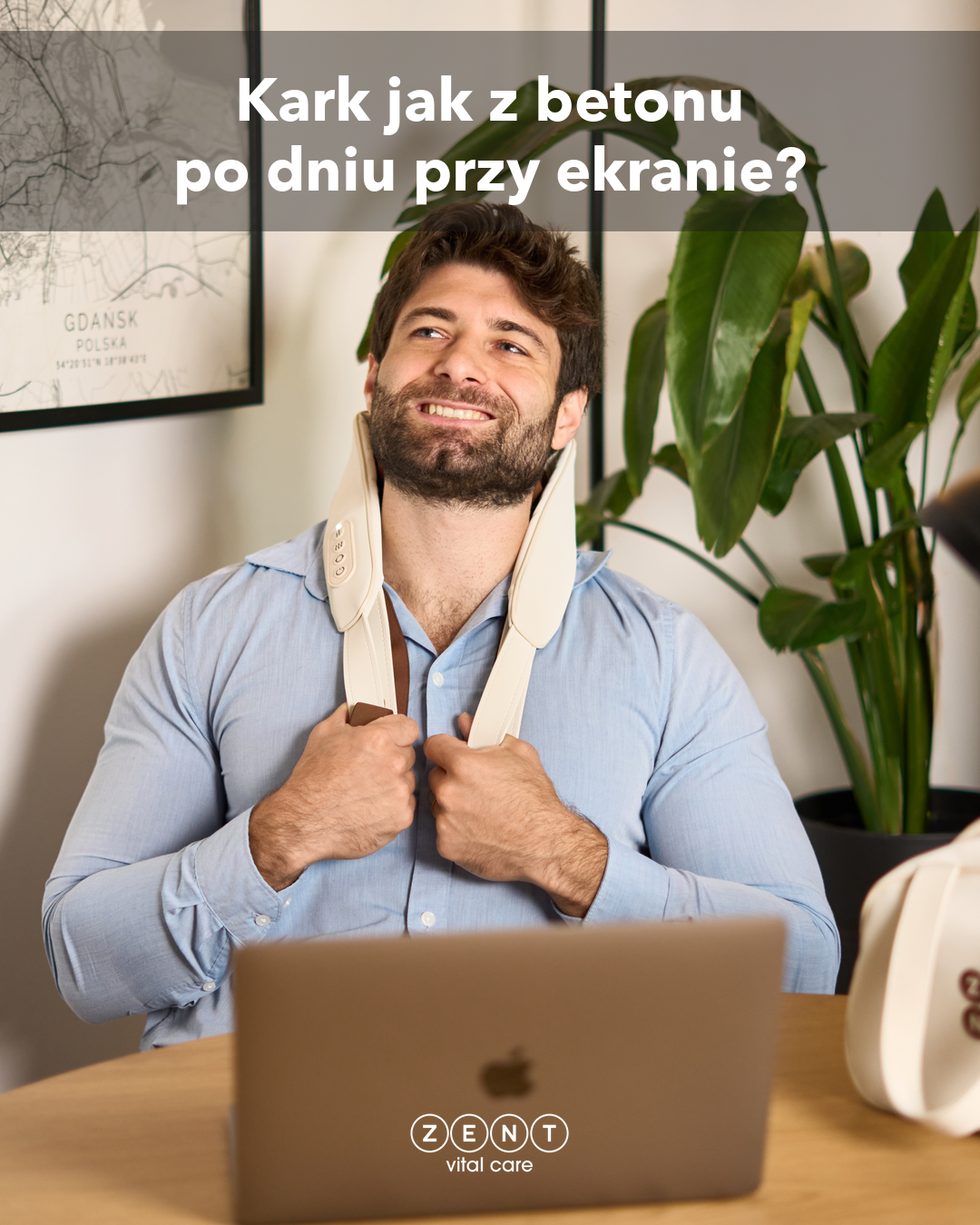 Mężczyzna przy laptopie łapie się za spięty kark po dniu pracy